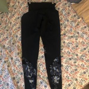 Beyond the bump leggings with mesh cut out size M